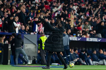 Foto de Madrid, España - 4 de marzo de 2023: Diego Pablo Simeone celebra los goles de su equipo en el campo. Entrenador de fútbol. - Imagen libre de derechos