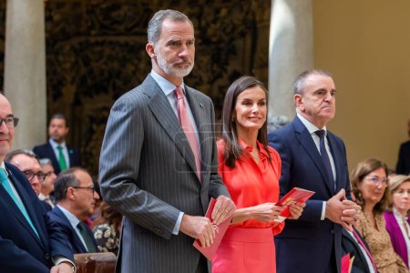 Téléchargez les photos : Madrid, Espagne- 18 avril 2023 : Le roi et la reine d'Espagne décernent les prix nationaux du sport au Palacio del Pardo. Felipe VI et Doa Leticia. Reine en robe et chemisier rouge. - en image libre de droit