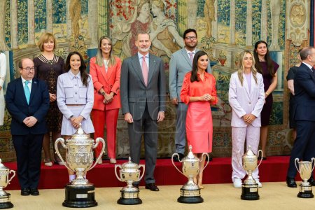 Téléchargez les photos : Madrid, Espagne- 18 avril 2023 : Le roi et la reine d'Espagne décernent les prix nationaux du sport au Palacio del Pardo. Les athlètes primés posent à côté des rois et des trophées. - en image libre de droit