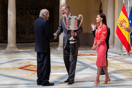 Téléchargez les photos : Madrid, Espagne- 18 avril 2023 : Le roi et la reine d'Espagne décernent les prix nationaux du sport au Palacio del Pardo. Conrado Duntez, président et fondateur de l'Académie Olympique Espagnole. - en image libre de droit