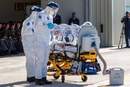 Téléchargez les photos : Madrid, Espagne- 20 avril 2023 : Exercice d'évacuation à la base aérienne de Cuatro Vientos à Madrid par des médecins militaires de l'armée de l'air. Mesures d'évacuation pour les patients. - en image libre de droit