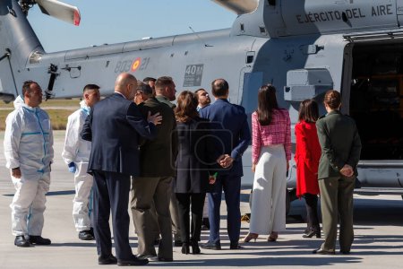 Téléchargez les photos : Madrid, Espagne- 20 avril 2023 : La Reine Letizia visite la base aérienne de Cuatro Vientos, pour un exercice d'évacuation des patients par les médecins de la force aérienne. médecins pandémiques - en image libre de droit
