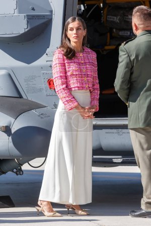 Téléchargez les photos : Madrid, Espagne- 20 avril 2023 : La Reine Letizia visite la base aérienne de Cuatro Vientos, pour un exercice d'évacuation des patients par les médecins de la force aérienne. médecins pandémiques - en image libre de droit