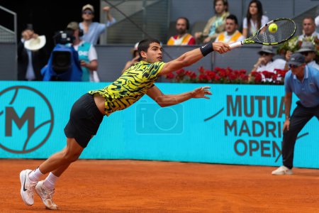 Téléchargez les photos : Madrid, Espagne- 28 avril 2023 : Match de tennis au Mutua Madrid Open entre Carlos Alcaraz et Emil Ruusuvuori avec la victoire des Espagnols. Match ATP. Numéro 2 dans le classement ATP. - en image libre de droit