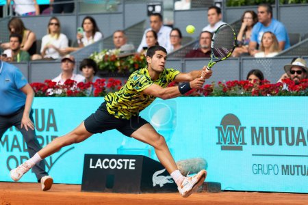 Foto de Madrid, España- 28 de abril de 2023: Partido de tenis en el Mutua Madrid Open entre Carlos Alcaraz y Emil Ruusuvuori con la victoria de los españoles. Coincidencia ATP. Número 2 en el ranking ATP. - Imagen libre de derechos