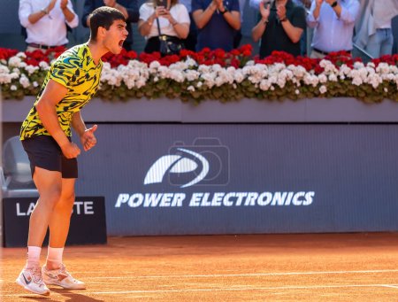 Foto de Madrid, España- 5 de mayo de 2023: Partido de tenis en el Mutua Madrid Open entre Carlos Alcaraz y Borna Coric con la victoria de los españoles. Coincidencia ATP. Número 2 en el ranking ATP. - Imagen libre de derechos