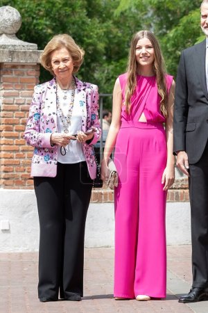 Foto de Madrid, España- 25 de mayo de 2023: La infanta Doa Sofía recibe su confirmación católica en Madrid junto con sus padres, el rey y la reina de España, la princesa de Asturias, Doa Sofía y sus abuelos maternos. - Imagen libre de derechos