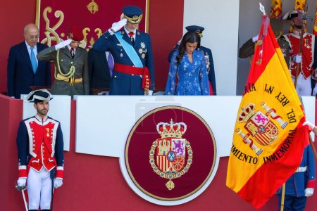 Foto de Madrid, España- 12 de octubre de 2023: Desfile militar en Madrid para celebrar el Día del Hispano. La Princesa de Asturias y los Reyes de España presidirán el desfile. Princesa Leonor en uniforme militar - Imagen libre de derechos
