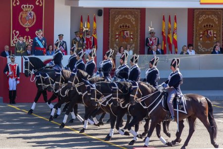 Téléchargez les photos : Madrid, Espagne- 12 octobre 2023 : Défilé militaire à Madrid pour célébrer la Journée hispanique. La princesse des Asturies et les rois d'Espagne président le défilé. Princesse Leonor en uniforme militaire - en image libre de droit