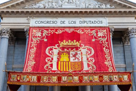 Téléchargez les photos : Madrid, Espagne - 31 octobre 2023 : Le Congrès des députés est décoré pour recevoir les rois d'Espagne et la princesse des Asturies le jour de leur anniversaire. Le lion des tribunaux à côté du drapeau de l'Espagne. - en image libre de droit