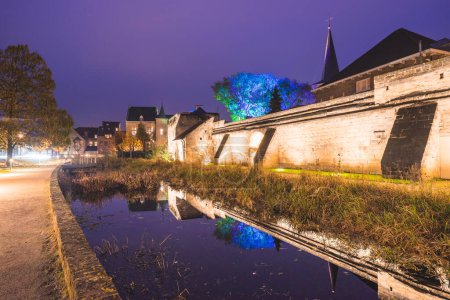 Foto de Beautiful Christmas lights up in the city of Valkenburg, Limburg the Netherlands. 29 nov 2022. - Imagen libre de derechos