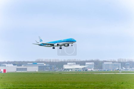 Foto de KLM Avión listo para aterrizar en el aeropuerto de Schiphol Amsterdam, Países Bajos 15 de abril 2023. - Imagen libre de derechos