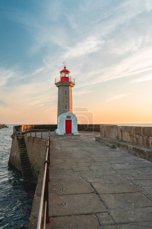 Foto de Farolim de Felgueiras, faro con puesta de sol. Porto Portugal julio 5 2023. - Imagen libre de derechos