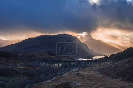 Téléchargez les photos : Glenfinnan Viaduc par temps nuageux. Glenfinnan Écosse. - en image libre de droit