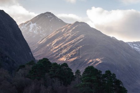 Téléchargez les photos : Les belles montagnes des Highlands écossais. Glenfinnan, Écosse. - en image libre de droit