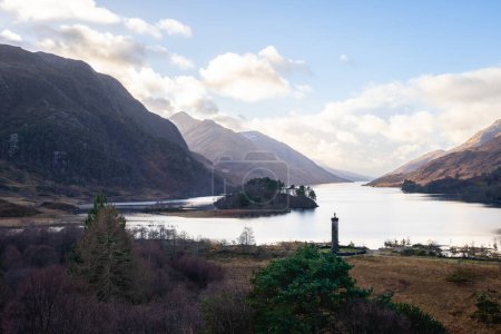 Téléchargez les photos : Loch Shiel avec le monument Glenfinnan. Glenfinnan Écosse. - en image libre de droit