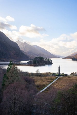 Téléchargez les photos : Loch Shiel avec le monument Glenfinnan. Glenfinnan Écosse. - en image libre de droit