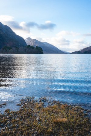 Téléchargez les photos : Une matinée paisible au Loch Shiel, Glenfinnan, Écosse. - en image libre de droit