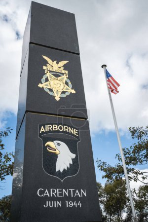 Téléchargez les photos : Monument de guerre pour la 101ème Airborne à Purple Heart Lane, Carentan France Normandie. 14 août 2023. - en image libre de droit