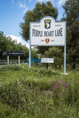 Téléchargez les photos : Monument de Purple Heart Lane, pour la 101 e Airborne. Carentan, Normandie, France. 14 août 2023. - en image libre de droit