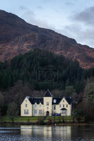 Téléchargez les photos : Belle maison de campagne par Loch Shiel, Glenfinnan Ecosse. 4 janvier 2024. - en image libre de droit