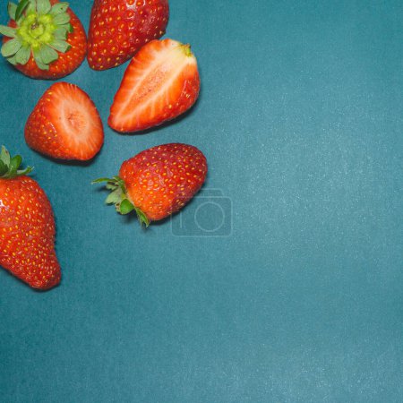Frische Erdbeeren auf blauem Hintergrund.