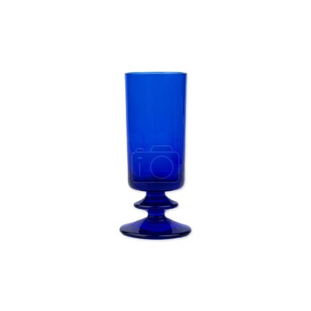 Téléchargez les photos : Ancienne petite tasse en verre bleu isolé sur fond blanc. - en image libre de droit