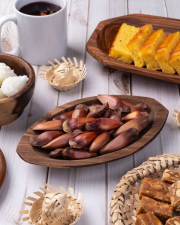 Comida típica del festival brasileño de junio sobre una mesa de madera blanca. Festa junina.