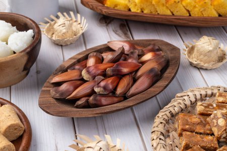 Comida típica del festival brasileño de junio sobre una mesa de madera. Festa junina.