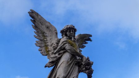 Téléchargez les photos : Vue rapprochée d'une sculpture en pierre d'ange, placée au sommet d'un vieux mausolée à Recoleta - en image libre de droit