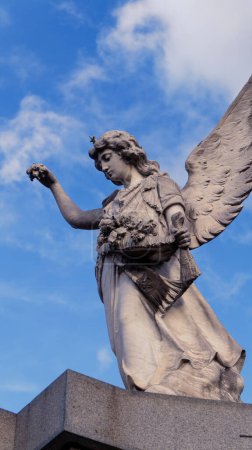 Téléchargez les photos : Vue rapprochée d'une sculpture en pierre d'ange, placée au sommet d'un vieux mausolée à Recoleta - en image libre de droit