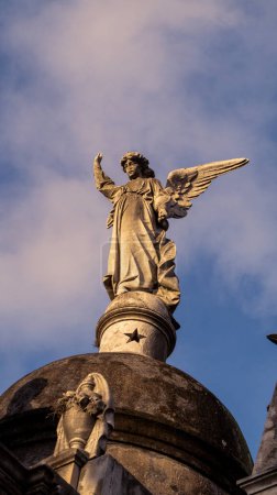 Téléchargez les photos : Recoleta, Buenos Aires, Argentine. 20-05-23 : Vue rapprochée d'une sculpture en pierre d'ange, placée sur un vieux mausolée dans le cimetière de Recoleta - en image libre de droit