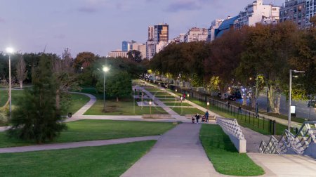 Téléchargez les photos : Buenos aires city, buenos aires, argentine. 20-05-23 : Vue panoramique du parc public Thays au crépuscule, par un après-midi froid - en image libre de droit