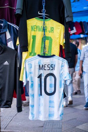 Foto de Calcuta, India - 15 de noviembre de 2022. Camisetas de fútbol de Leonor Messi y Neymar cuelgan en una tienda minorista para vender. - Imagen libre de derechos