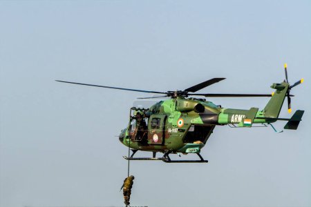 Foto de Kolkata, India 15 de diciembre de 2022. Para comando Deslizamiento y Rappel desde helicóptero. Fuerza Aérea India demuestra su capacidad frente al público. - Imagen libre de derechos
