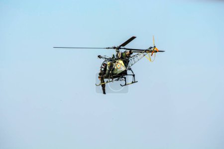 Foto de Kolkata, India 15 de diciembre de 2022. Para comando Deslizamiento y Rappel desde helicóptero. Fuerza Aérea India demuestra su capacidad frente al público. - Imagen libre de derechos
