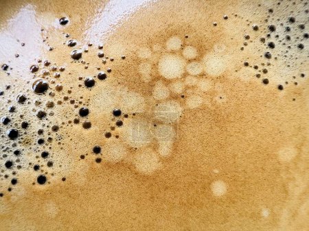 Foto de Cerca de burbujas de espuma de café crema aislada - Imagen libre de derechos