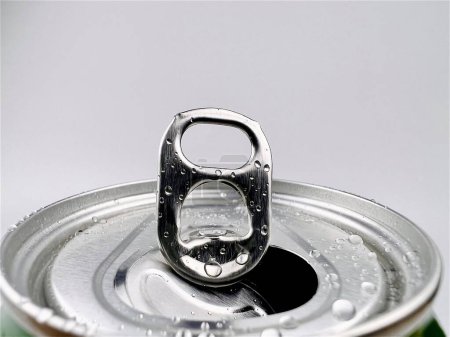 Foto de Cierre La tapa abre latas de refrescos y gotas de agua - Imagen libre de derechos
