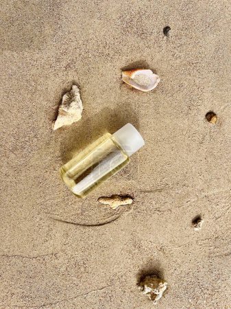 Foto de Una botella de aceite nutritivo en la playa - Imagen libre de derechos