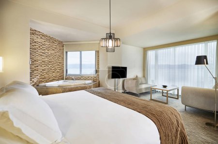 Téléchargez les photos : Design exclusif design intérieur de chambre à coucher moderne concept et lampe moderne - en image libre de droit