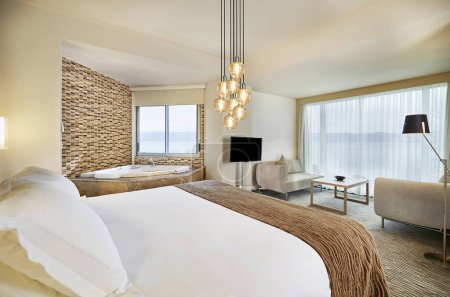 Foto de Diseño exclusivo dormitorio moderno concepto de diseño de interiores y lámpara moderna - Imagen libre de derechos
