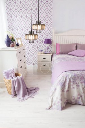Foto de Diseño especial moderno dormitorio púrpura concepto de diseño de interiores y lámpara moderna - Imagen libre de derechos