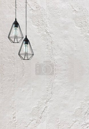 Téléchargez les photos : Mur de pierre lumineuse design intérieur et lampe moderne - en image libre de droit