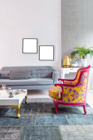 Foto de Interior con decoración de pared de piedra y sofá y parquet. fondo decorativo para el hogar, hotel, oficina - Imagen libre de derechos