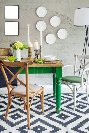 Téléchargez les photos : Mur en pierre et table à manger et chaises design, design d'intérieur maison, bureau et hôtel - en image libre de droit