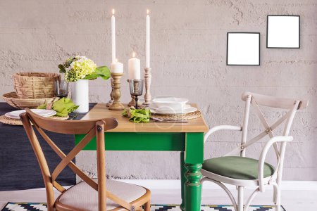 Foto de Pared de piedra y mesa de comedor y sillas de diseño, hogar, oficina y diseño de interiores del hotel - Imagen libre de derechos