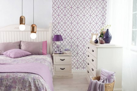 Foto de Moderno concepto de diseño interior dormitorio púrpura y lámpara moderna - Imagen libre de derechos