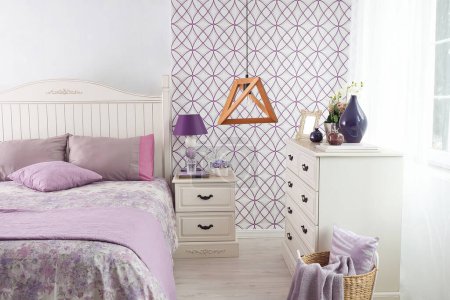 Foto de Moderno concepto de diseño interior dormitorio púrpura y lámpara moderna - Imagen libre de derechos