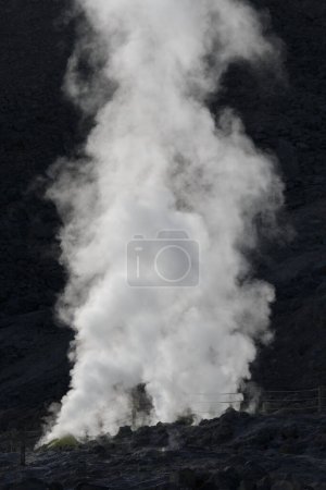 Foto de A plume of smoke rising from a volcanic vent - Imagen libre de derechos
