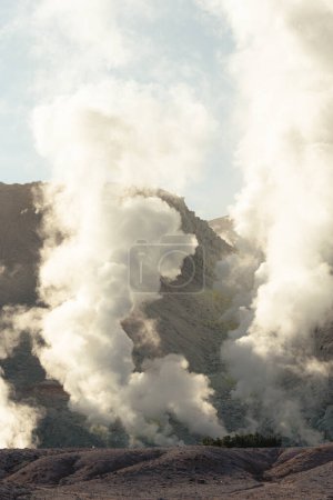 Foto de Sulphurous gas clouds rising from volcanic landscape, Mt Io, Hokkaido, - Imagen libre de derechos